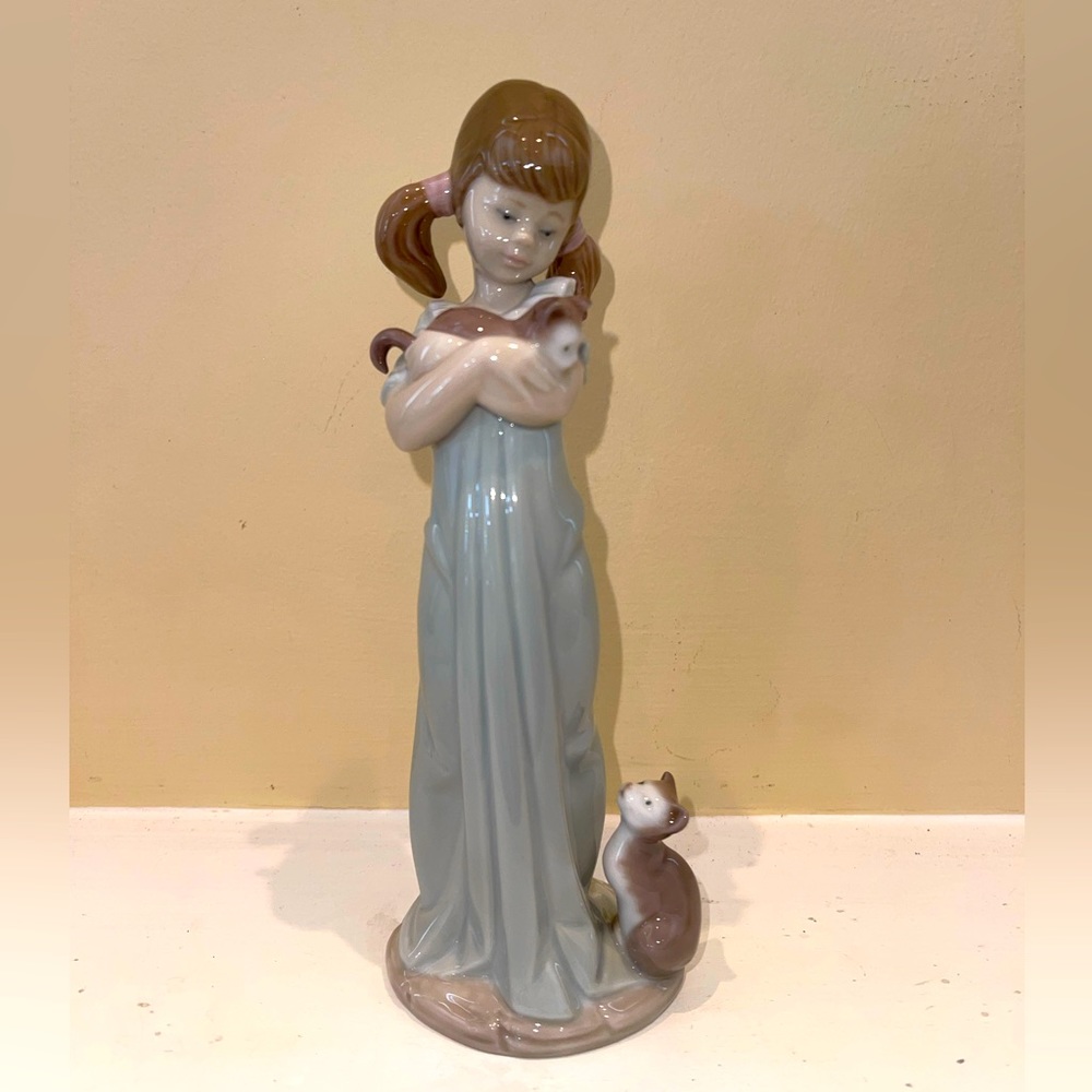 Lladro “Don't Forget Me” Girl Figurine #5743